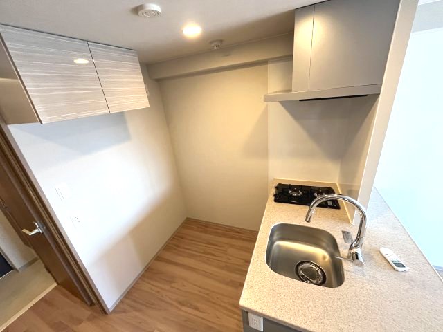 キッチン　写真は、他部屋の同間取りとなっております。