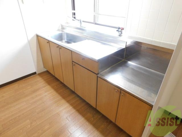 キッチン　キッチン目の前に窓があり風通しいいです