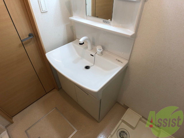 洗面設備　洗面台は嬉しいシャンプードレッサー付きですよ。