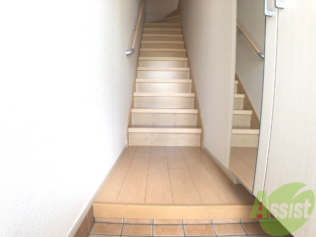 玄関　玄関からはこちらの階段を上がってお部屋に入ります。