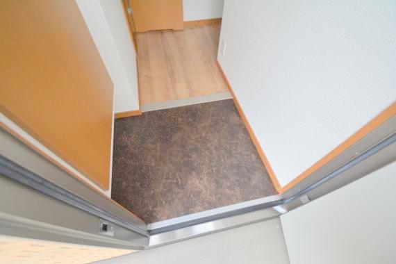 玄関　玄関に入るとお部屋まで一直線、明るい光が差し込みます。
