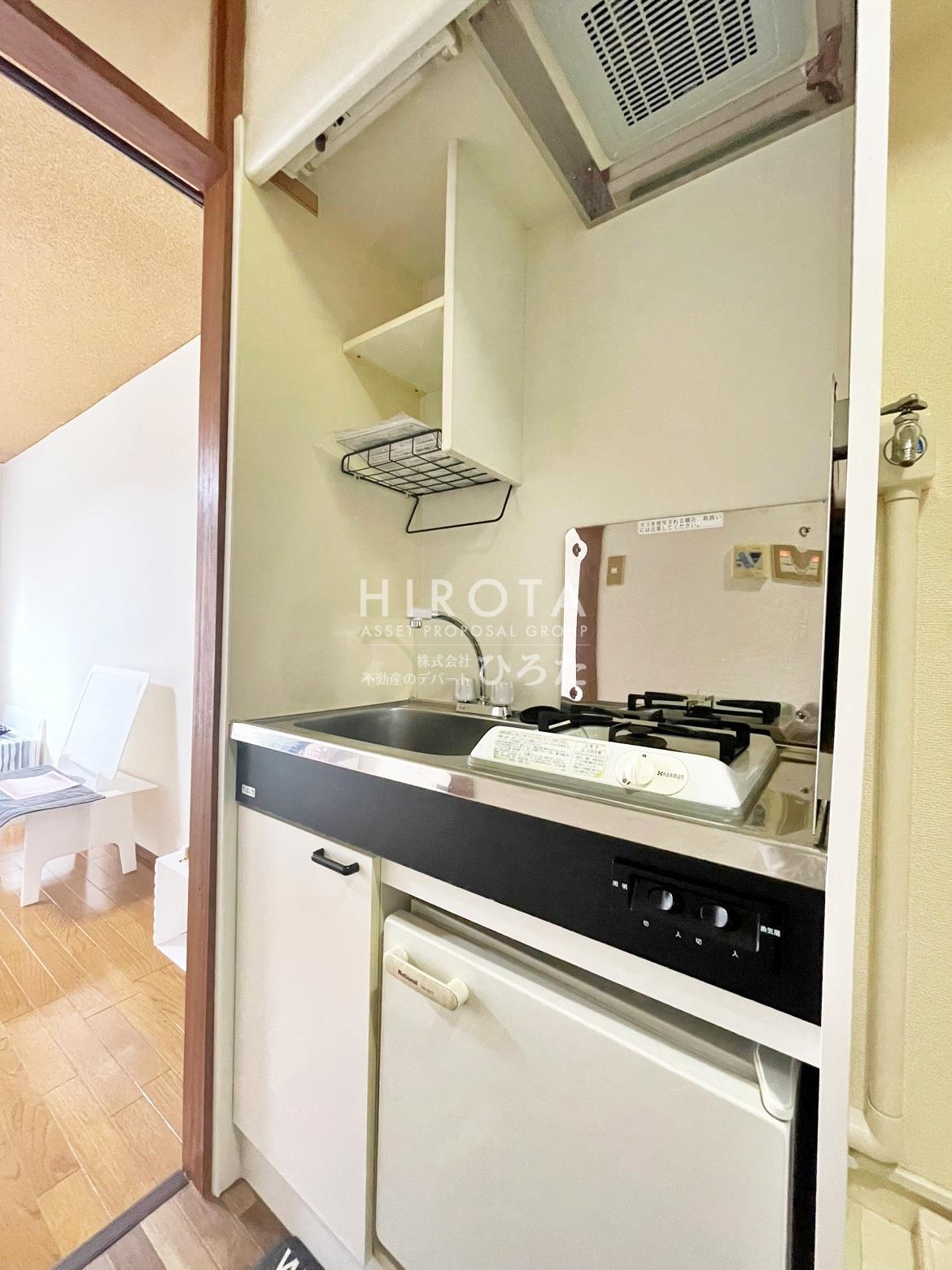 キッチン　※モデルルーム写真の為、入居時家具・備品等はついてきません※