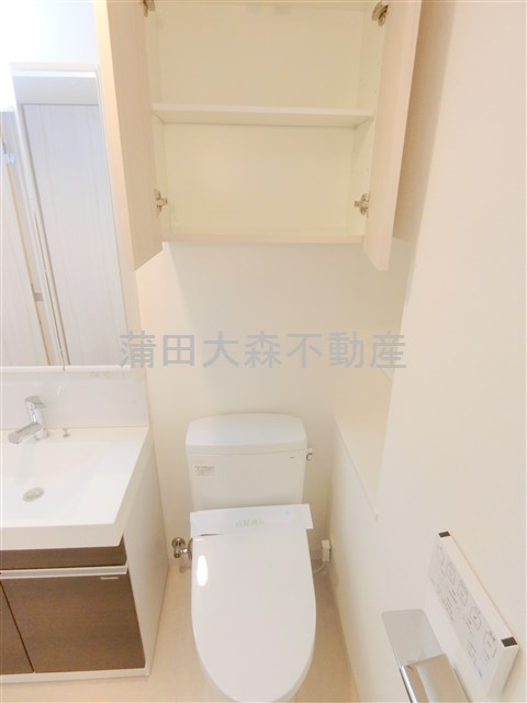 トイレ　棚収納と温水洗浄便座付きのトイレ