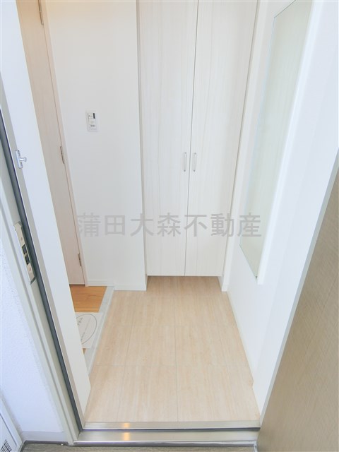 玄関　姿見鏡付きがうれしい玄関