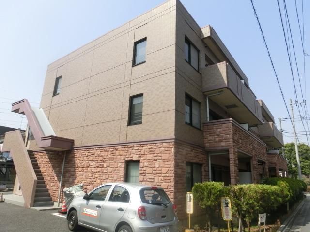 建物外観　閑静な住宅街に建つマンションタイプの物件です。