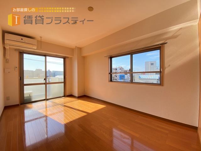 居室・リビング　南西向きで明るい角部屋です