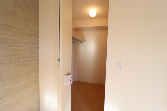収納　照明有のウォークインクローゼット
