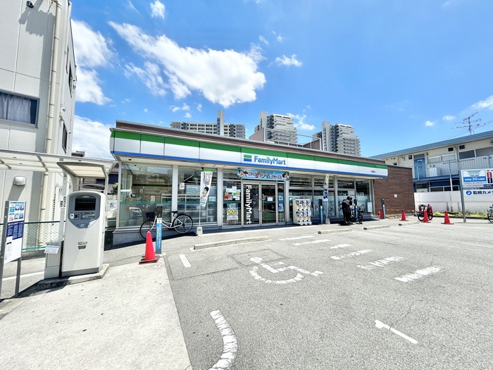 コンビニ　ファミリーマート（コンビニ）まで776m