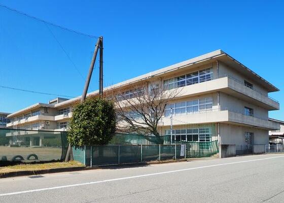 小学校　富山市立鵜坂小学校（小学校）まで477m