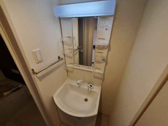 洗面設備　独立洗面台あり、毎朝おしゃれに忙しい女性の方におすすめです