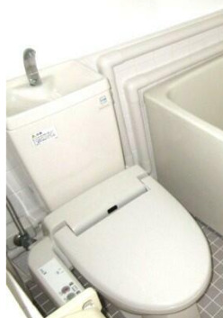 トイレ　温水洗浄便座です。
