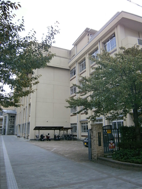 中学校　京都市立花山中学校（中学校）まで884m