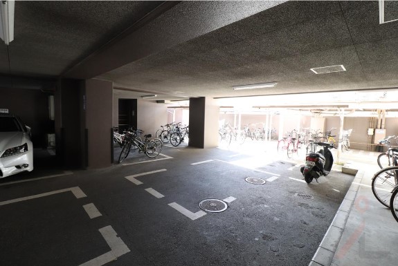 その他共有部分　雨に濡れにくいので安心して駐輪できます☆