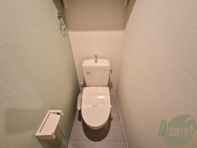 トイレ　棚があり、トイレットペーパーなどのストックも可能です。