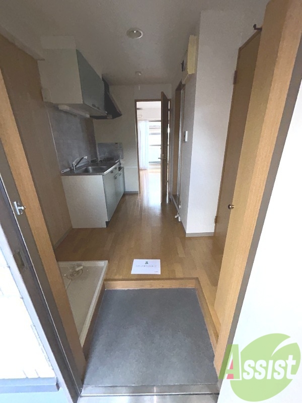 玄関　玄関はこんな感じです。何足か靴を置けそうです。