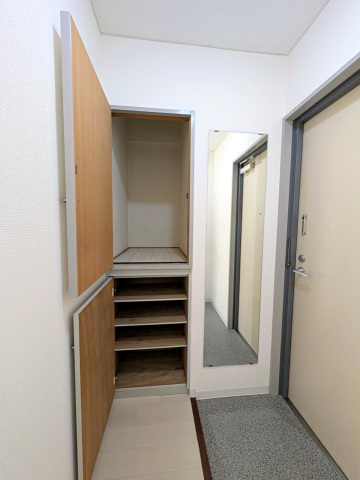 玄関　玄関収納付き