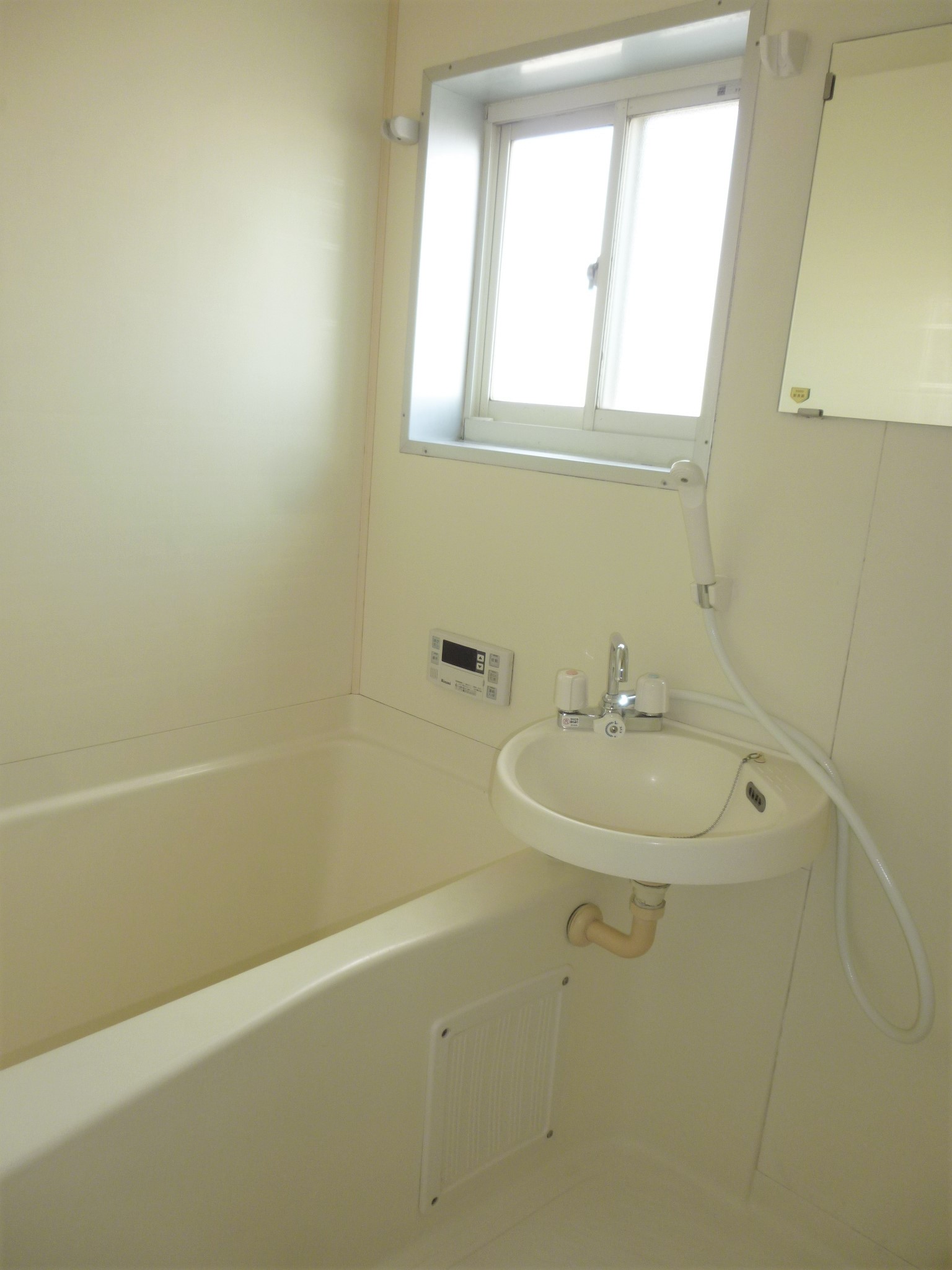 バス・シャワールーム　窓付きなので換気に便利！追い焚き・オートバス機能付き☆