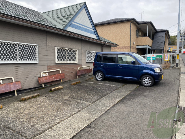 【仙台市青葉区川内三十人町のアパートの駐車場】