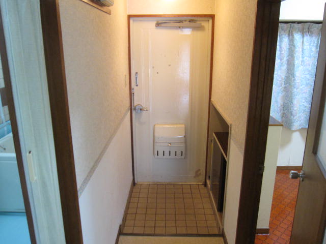 玄関　右側に靴入れがあります。