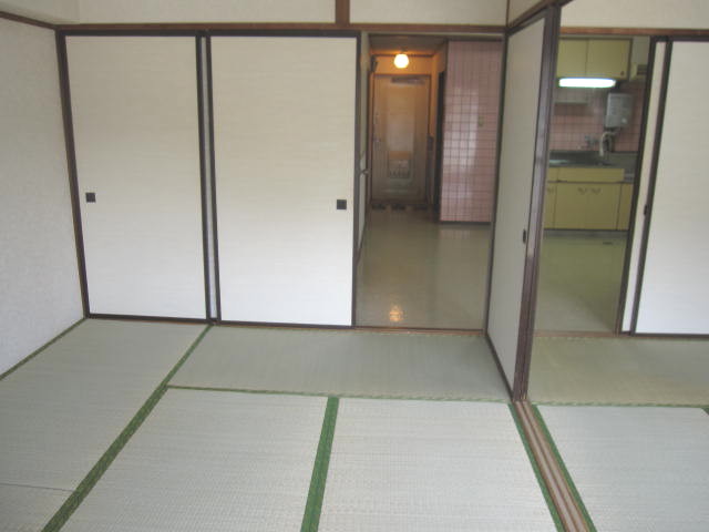 居室・リビング　和室の間にあるフスマを外すと大広間になります。