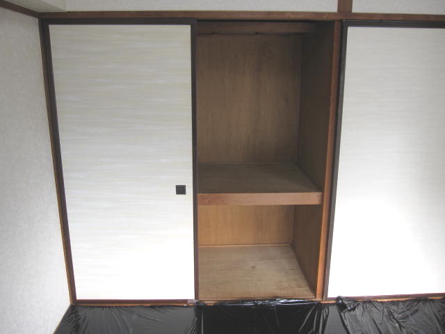 収納　西側の和室にある押し入れです。