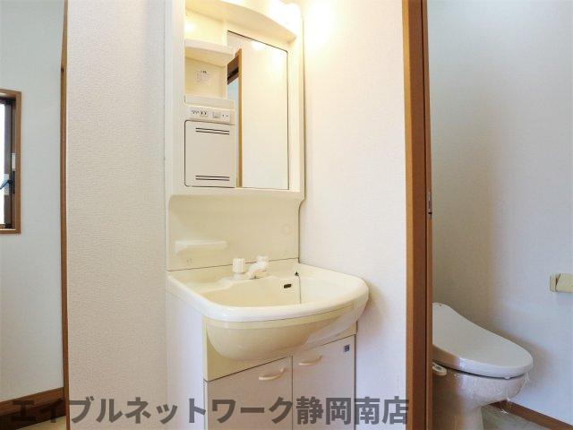 洗面設備　脱衣スペースもあります