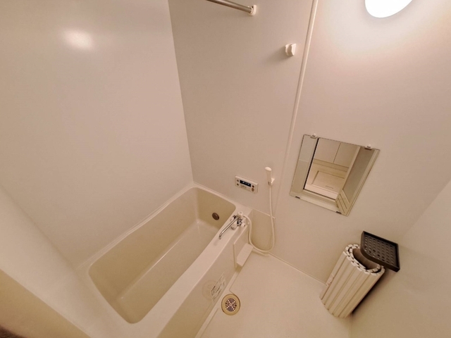 バス・シャワールーム　浴室換気乾燥機付きの浴槽です。