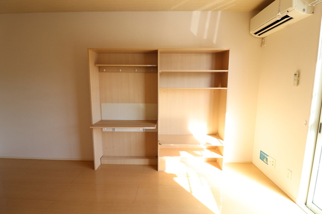 その他設備　ＴＶ台と一体型のワークデスク付きです。