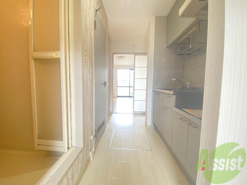 玄関　玄関から撮影しました。入るとキッチンがあります。