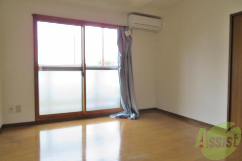 居室・リビング　広いお部屋で開放感がございますね。