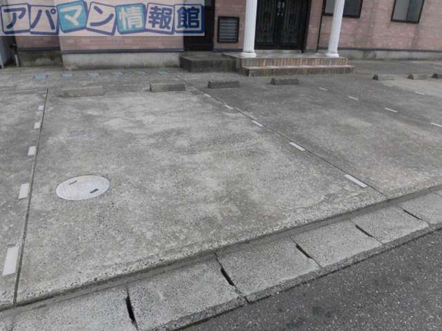 【新潟市西区みずき野のアパートの駐車場】