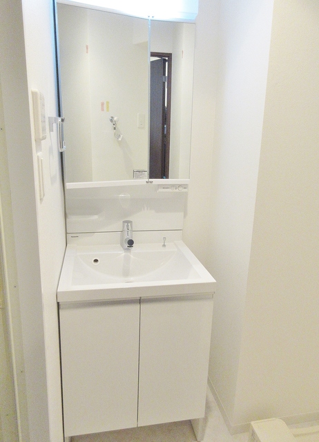 洗面設備　大きな鏡の独立洗面台