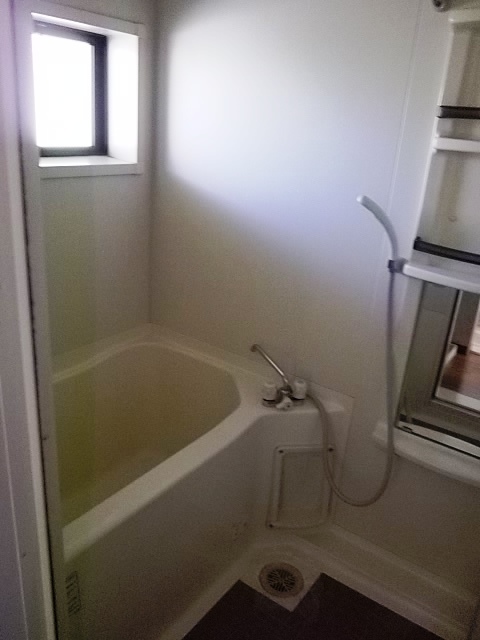 バス・シャワールーム　☆バスルームに窓があり換気に◎☆