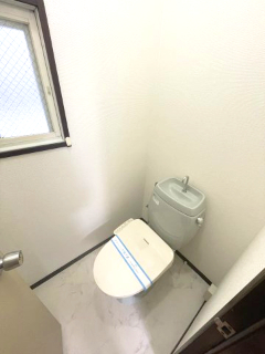 トイレ　温水洗浄機能付きのトイレです。窓があるので換気ができます。