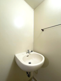 洗面設備　浴室に洗面器があります。水周りがまとまっているので掃除がしや