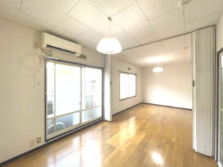 居室・リビング　最上階角部屋につき、2面採光で室内大変明るいです。