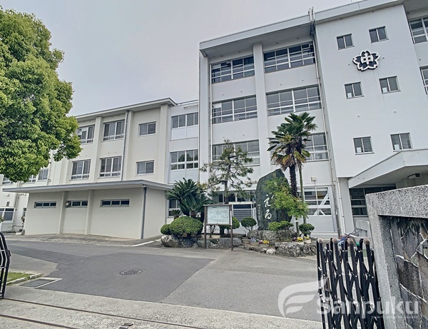 中学校　雄新中学校（中学校）まで975m