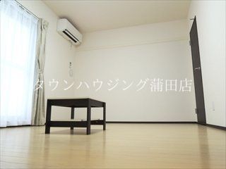 居室・リビング　広くて明るい室内です。