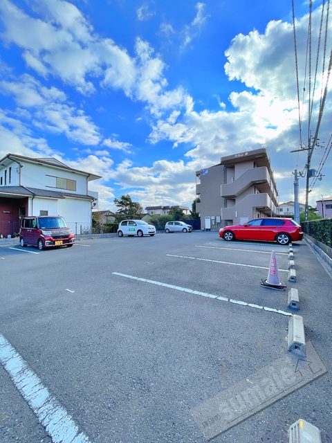 【和歌山市本脇のマンションの駐車場】