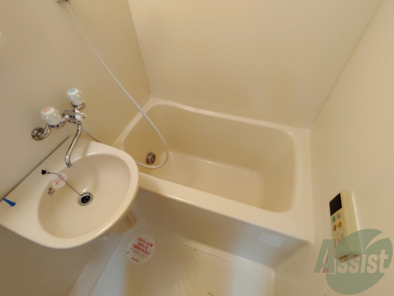 バス・シャワールーム　バスルームはこちらです。広々としてゆったり休めます。