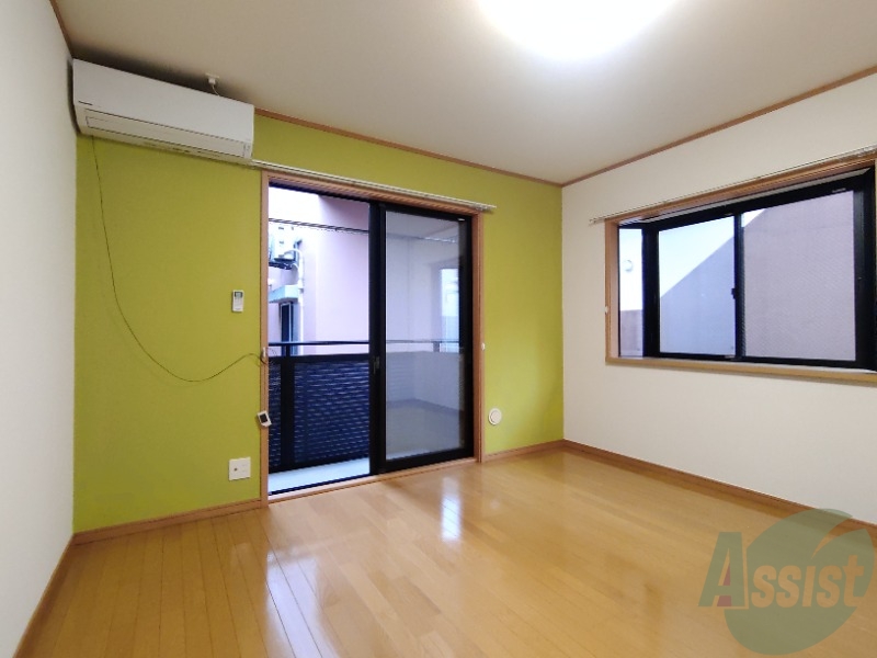 居室・リビング　１０帖の洋室です。広々として、きれいですね。