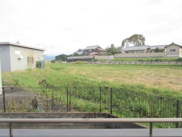 【甲賀市甲南町新治のアパートの眺望】