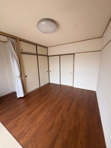 その他部屋・スペース　開放的な寝室です