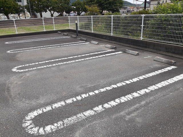 【揖保郡太子町鵤のアパートの駐車場】