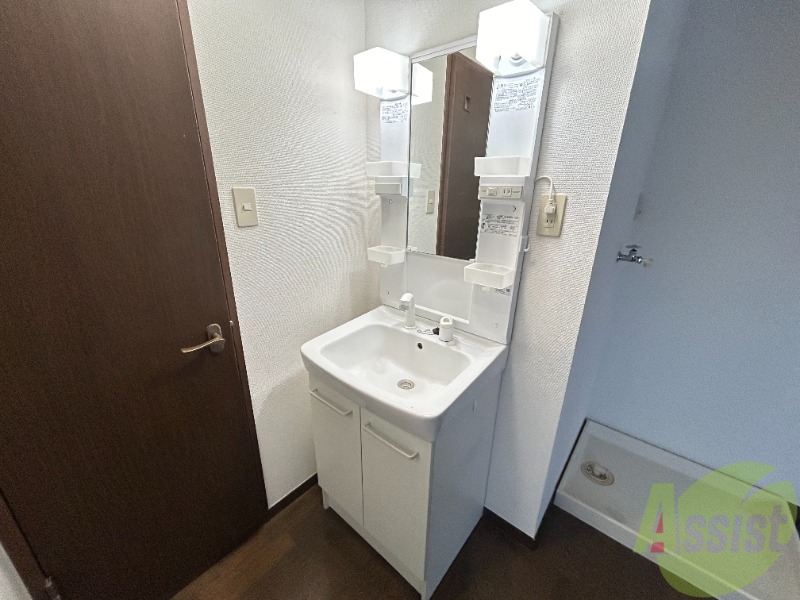 洗面設備　洗面台は独立してます。朝の身支度にご活用ください。