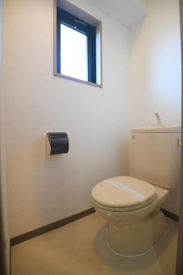 トイレ　小窓がついてます♪
