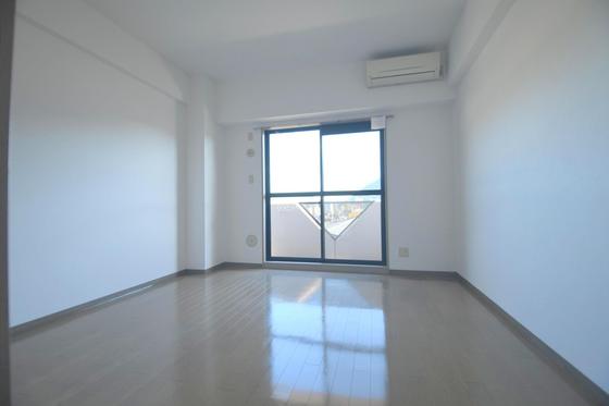 居室・リビング　洋室は８帖♪