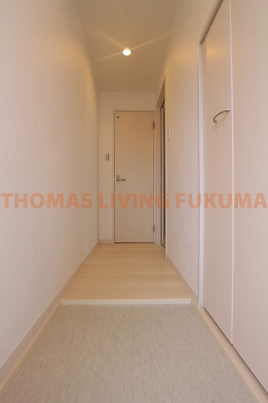 玄関　玄関横にも収納が御座います