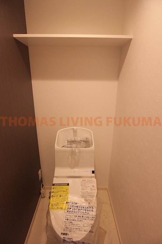 トイレ　上に棚があって使いやすい。