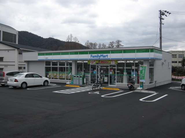 コンビニ　ファミリーマート（コンビニ）まで900m